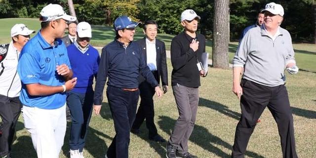 安倍陪特朗普打高尔夫 摔了个后滚翻