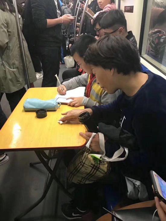 上海地铁惊现小学生自带桌子写作业 看的让人心疼！