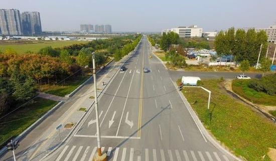 郑州高新区2根电线杆立马路中间 已通车1年多(图)