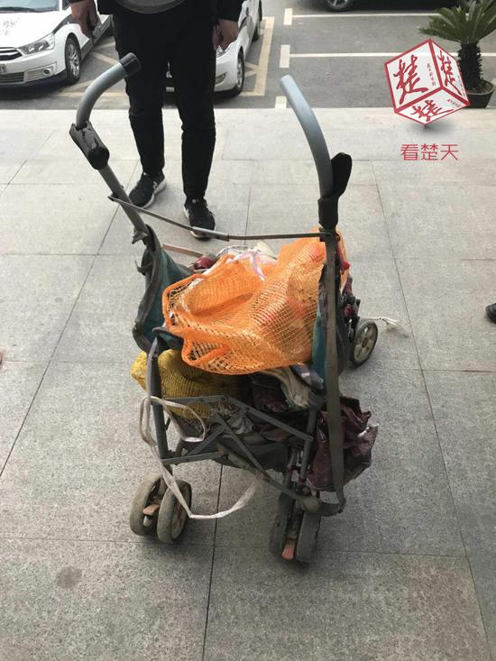 每天凌晨两婆婆常推婴儿车出没 监控拍下惊人一幕