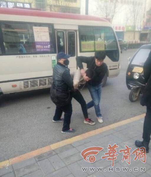 窃贼团伙公交车上作案发现被拍照 群殴拍照人被诉