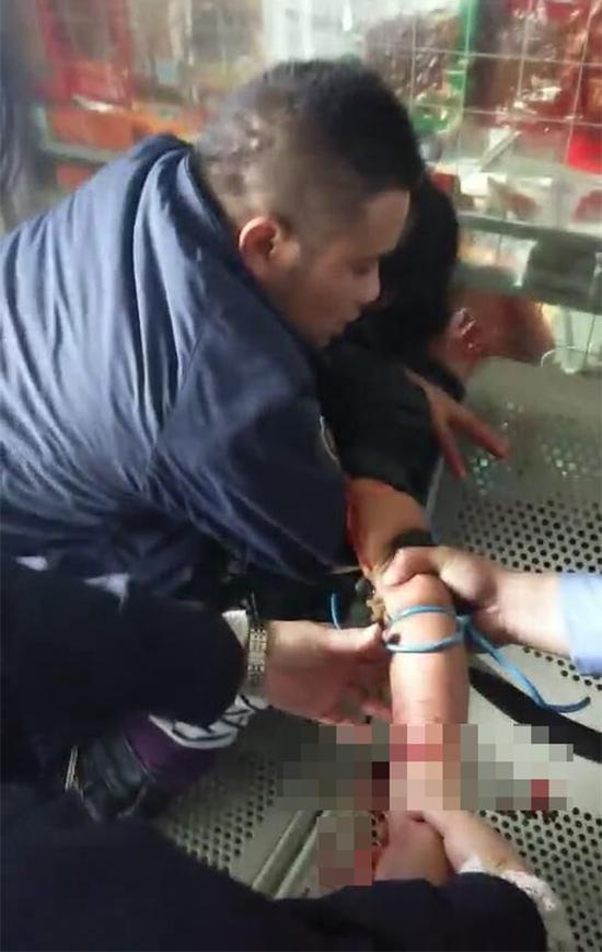 民警与车站工作人员正在救助该女子。