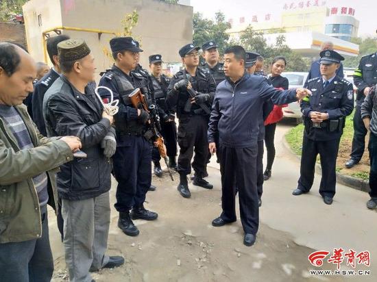 这头牛刚到屠宰场就逃跑 还撞损多辆电动车被当场击毙