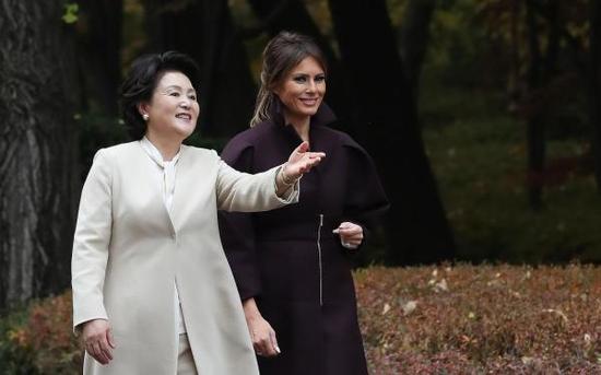 11月7日，韩国首尔，美国第一夫人梅拉尼娅随特朗普出访韩国，与韩国第一夫人金正淑在青瓦台聊天散步。 东方IC 图