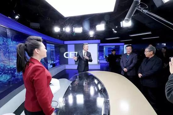教育部长陈宝生给全国教育记者发贺卡 都写的啥?
