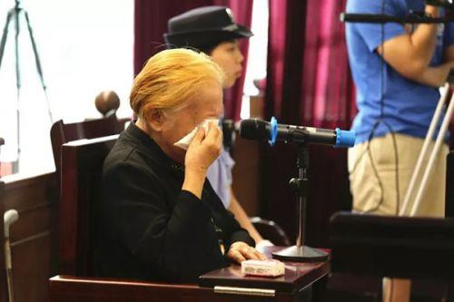 黄兰（化名）在法庭上受审时落泪。图片来源 广州市中院微信公众号