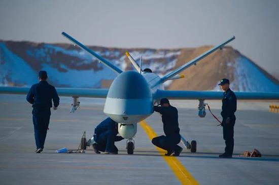 即将进行飞行的无人机。杨军 摄