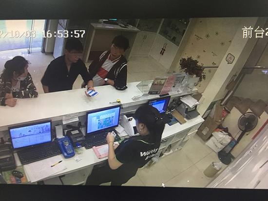 颜嘉慧(左)被嫌犯带到上海松江一家宾馆,随后被骗取4万余元。 澎湃新闻见习记者 李佳蔚 翻拍