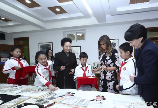 彭丽媛和特朗普夫人参观北京板厂小学(图)