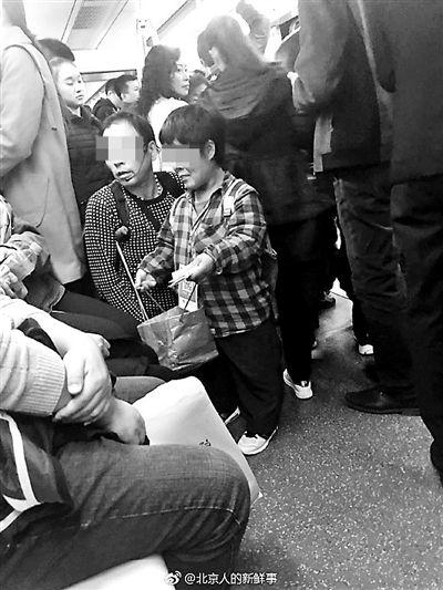 乞讨者身挂二维码惹人注意 相关部门正在进行摸排调查