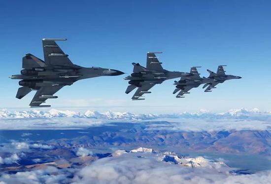 2012年8月26日,我伴蒋佳冀团队驾驶战机在雪域高原穿越茫茫雪山,展开实战化训练。刘应华 摄