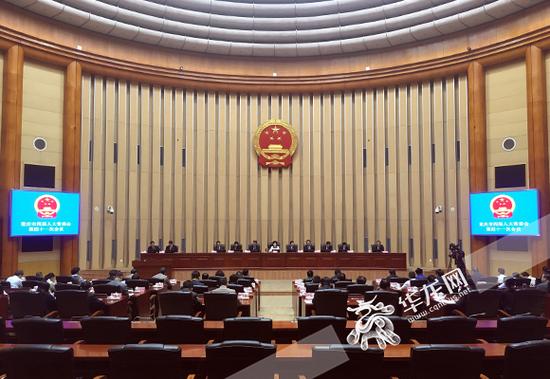 9日下午，重庆市四届人大常委会召开第四十一次会议。 首席记者 徐焱 摄