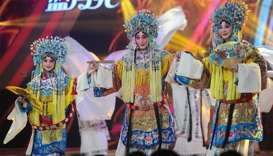 2014年9月3日,湖南长沙,年过八旬的京剧艺术家梅葆玖与弟子演绎《贵妃醉酒》唱段。