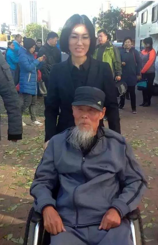 为了老人旅途中省劲,潘铁姬特意准备了轮椅。环球网 图
