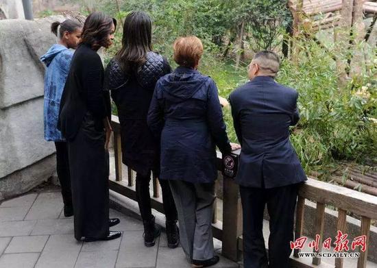2014年3月，奥巴马夫人米歇尔和她的母亲以及两个女儿参观熊猫繁育基地。