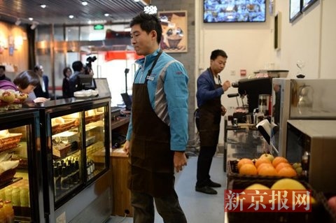 新书店为读者提供茶点服务