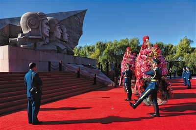 11月10日，北京昌平，空军部分驻京官兵在航空博物馆举行向英雄纪念墙敬献花篮仪式。 新京报记者 彭子洋 摄