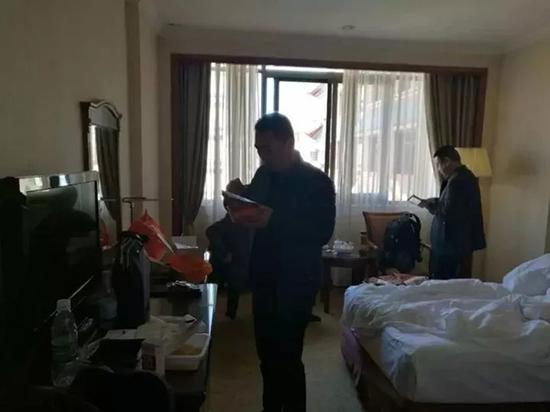 一人一碗泡面,专案小组民警便启程开始了漫长的押解之路。