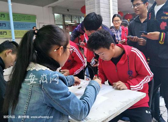 早起锻炼的学生登记领餐券。