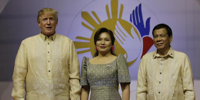 马尼拉东盟晚宴特朗普杜特尔特握手会面