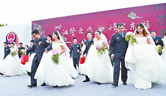 12日上午，武汉东湖落雁景区大草坪上，38对警营新人举行集体婚礼。长江日报 图