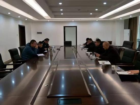 “3.24”专案组连夜召开案情研判会。 本文图片 “湖南公安在线”微信公众号