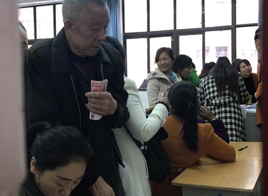家长们正在列队交钱