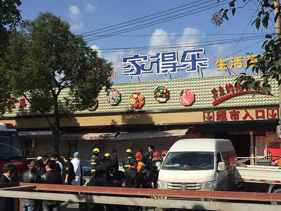 11月11日,上海浦东祝桥镇一家超市内发生坍塌,公安、消防在事发现场救援。 澎湃新闻记者 李佳蔚 图