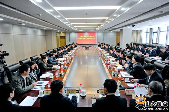 11月12日,上海交通大学——山东大学服务山东暨合作交流研讨会在山东大学中心校区举行。? 山大视点? 图