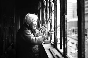 老人看着摇摇欲坠的窗框很着急■华商晨报主任记者 王齐波 摄