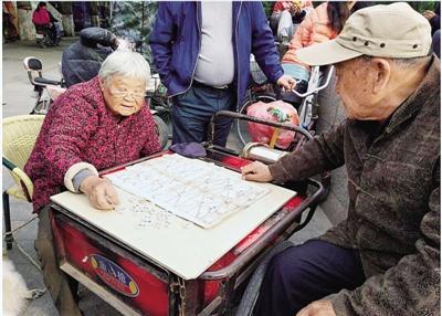 80岁老太与84岁老伴下棋每盘必输 只为哄对方开心