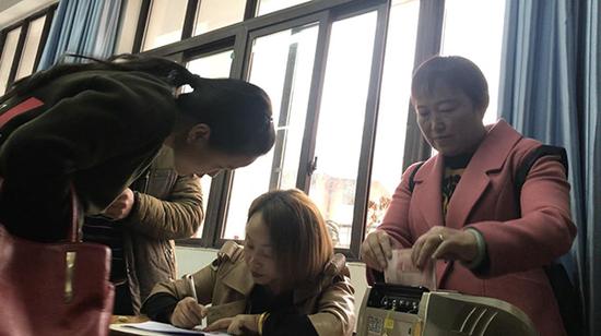 家长们借钱动用了点钞机