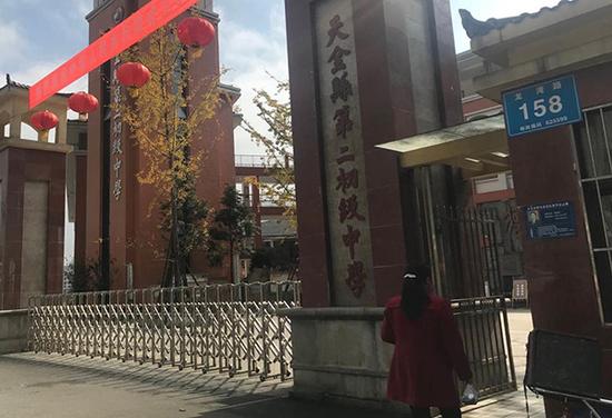 11月12日,天全县第二初级中学迎来了一场借钱的家长会。本文图片均由 彭湃消息记者 胥辉 图