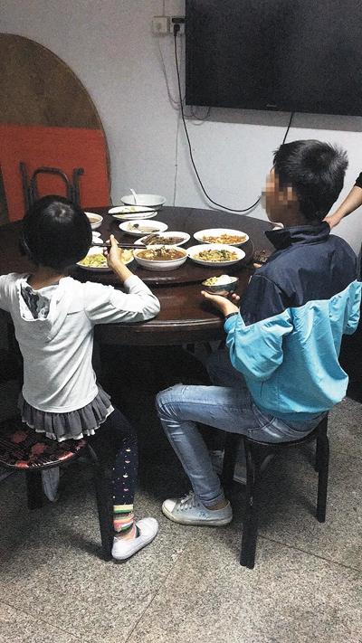 夫妻利用亲生儿子碰瓷骗钱 孩子多次逃跑均失败