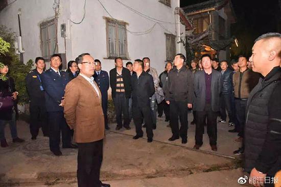 11月12日晚,丽江市长郑艺对特性堆栈范例化经管功课举行监察。 微博@丽江日报 图