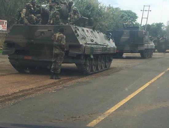 津巴布韦首都附近的装甲车辆 图片来源：每日镜报