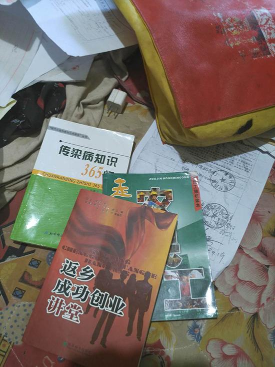 老四的房间，堆在床上的书籍和材料。