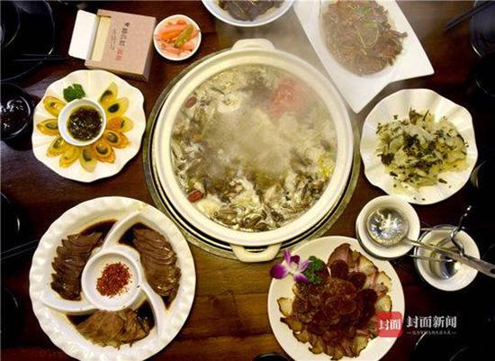 李君带领村民在成都开的四川首家扶贫实验餐厅，食材都来自广元岫云村。