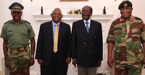津巴布韦当地媒体发布穆加贝（右二）和奇温加（右一）会晤的照片，在场的包括两名来自南部非洲发展共同体的南非特使。