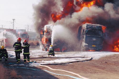 辽宁一油罐车被撞引燃30吨汽油 现场火势凶猛(图)