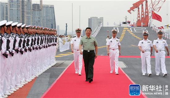 2013年8月28日下午，习近平检阅辽宁舰水兵仪仗队。新华社记者 李刚 摄