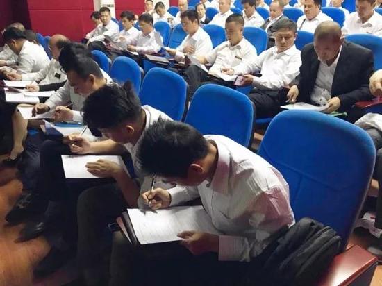 参与观看庭审直播的员工代表正在填写调查问卷