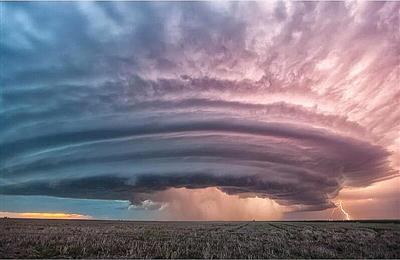 摄影师拍雷暴云在网上流传:壮观似原子弹爆炸