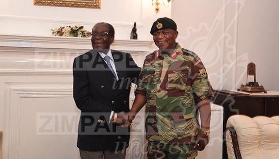 穆加贝与津巴布韦武装部队总司令奇温加奇温加微笑握手