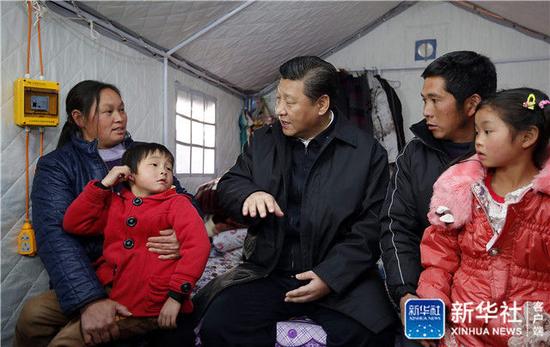2015年1月19日，习近平来到云南省鲁甸地震灾区过渡安置点看望受灾群众。新华社记者 鞠鹏 摄