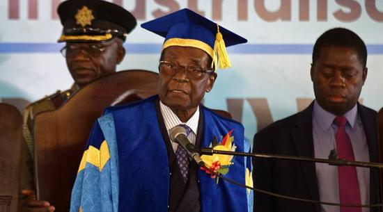 津巴布韦总统穆加贝主持津开放大学毕业典礼