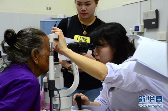 11月8日，在老挝万象玛霍索医院，一名当地患者接受白内障术后检查。新华社记者章建华 摄