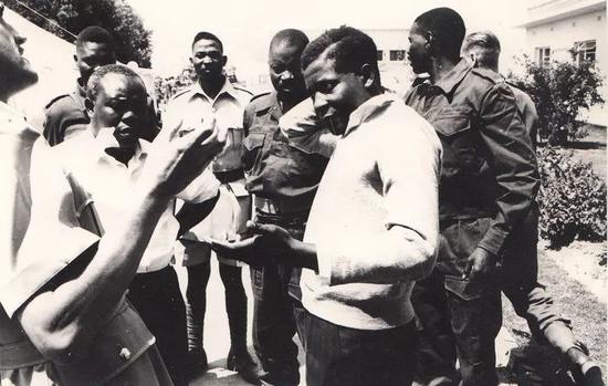通过艰苦卓绝的努力，穆加贝和他的战友们最终迎来胜利。