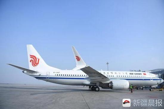 中国第一架737MAX8飞机亮相乌鲁木齐国际机场