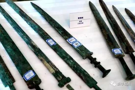 被追缴回的战国时期的青铜剑。（11月17日摄） 　　摄影：新华社记者梁爱平